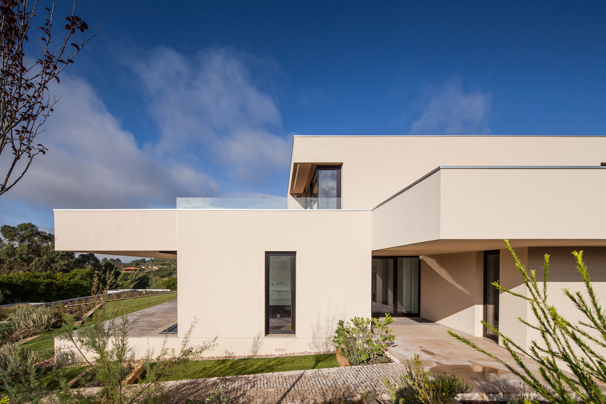 A Spectacular Modern House Surrounded by the Beautiful Landscape of Sintra, Portugal by Estúdio Urbano (12)