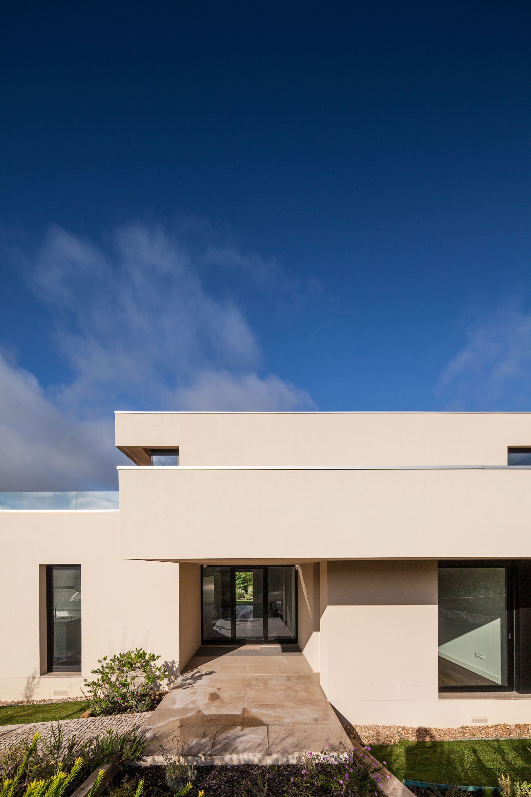 A Spectacular Modern House Surrounded by the Beautiful Landscape of Sintra, Portugal by Estúdio Urbano (13)