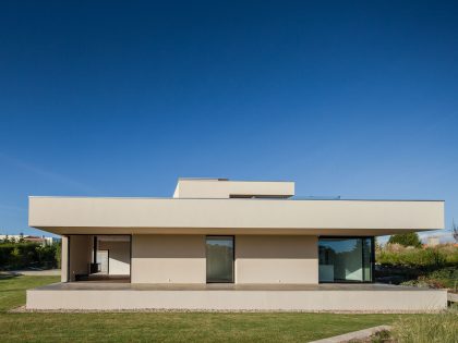 A Spectacular Modern House Surrounded by the Beautiful Landscape of Sintra, Portugal by Estúdio Urbano (14)