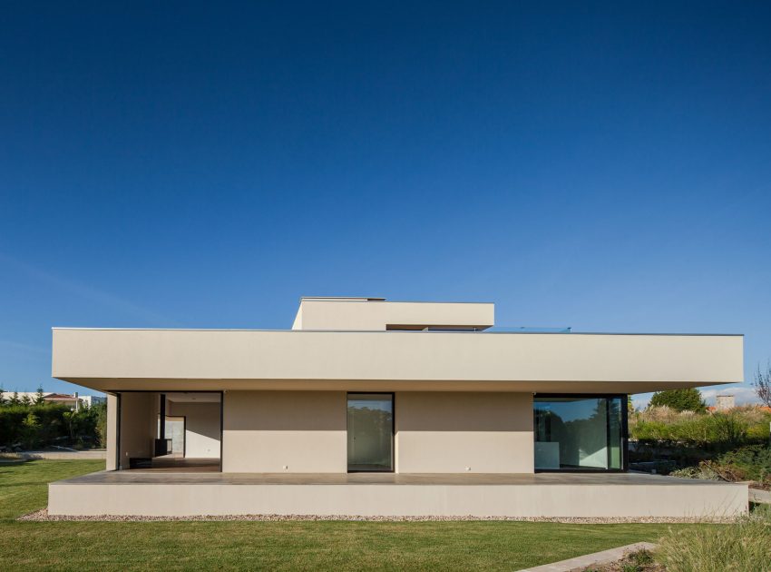 A Spectacular Modern House Surrounded by the Beautiful Landscape of Sintra, Portugal by Estúdio Urbano (14)