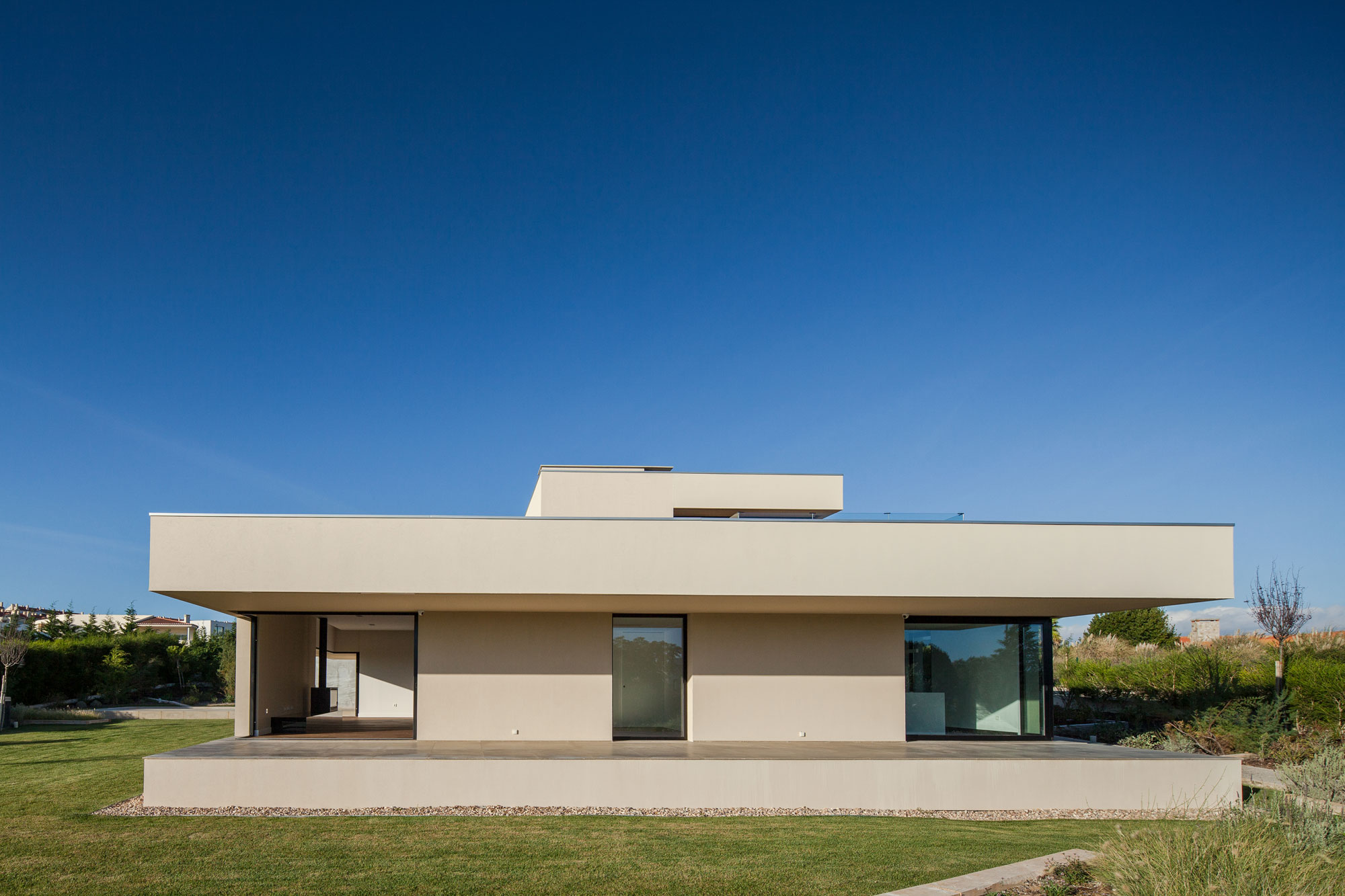 A Spectacular Modern House Surrounded by the Beautiful Landscape of Sintra, Portugal by Estúdio Urbano (14)