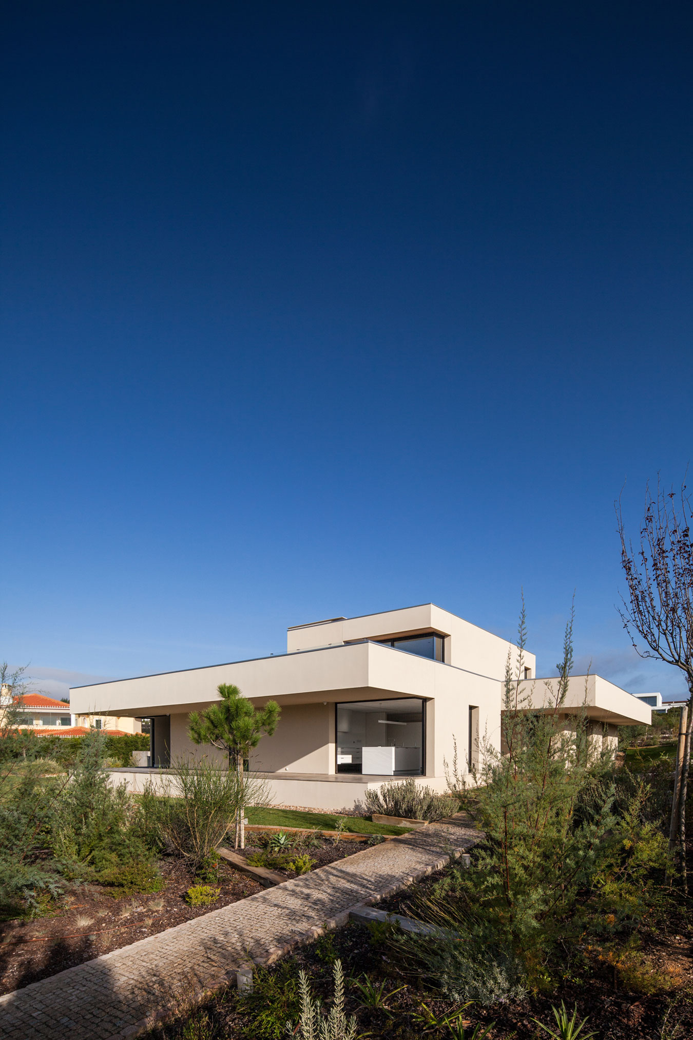 A Spectacular Modern House Surrounded by the Beautiful Landscape of Sintra, Portugal by Estúdio Urbano (15)