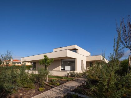 A Spectacular Modern House Surrounded by the Beautiful Landscape of Sintra, Portugal by Estúdio Urbano (16)