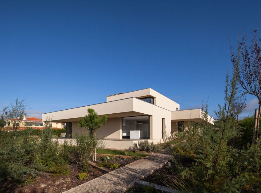 A Spectacular Modern House Surrounded by the Beautiful Landscape of Sintra, Portugal by Estúdio Urbano (16)