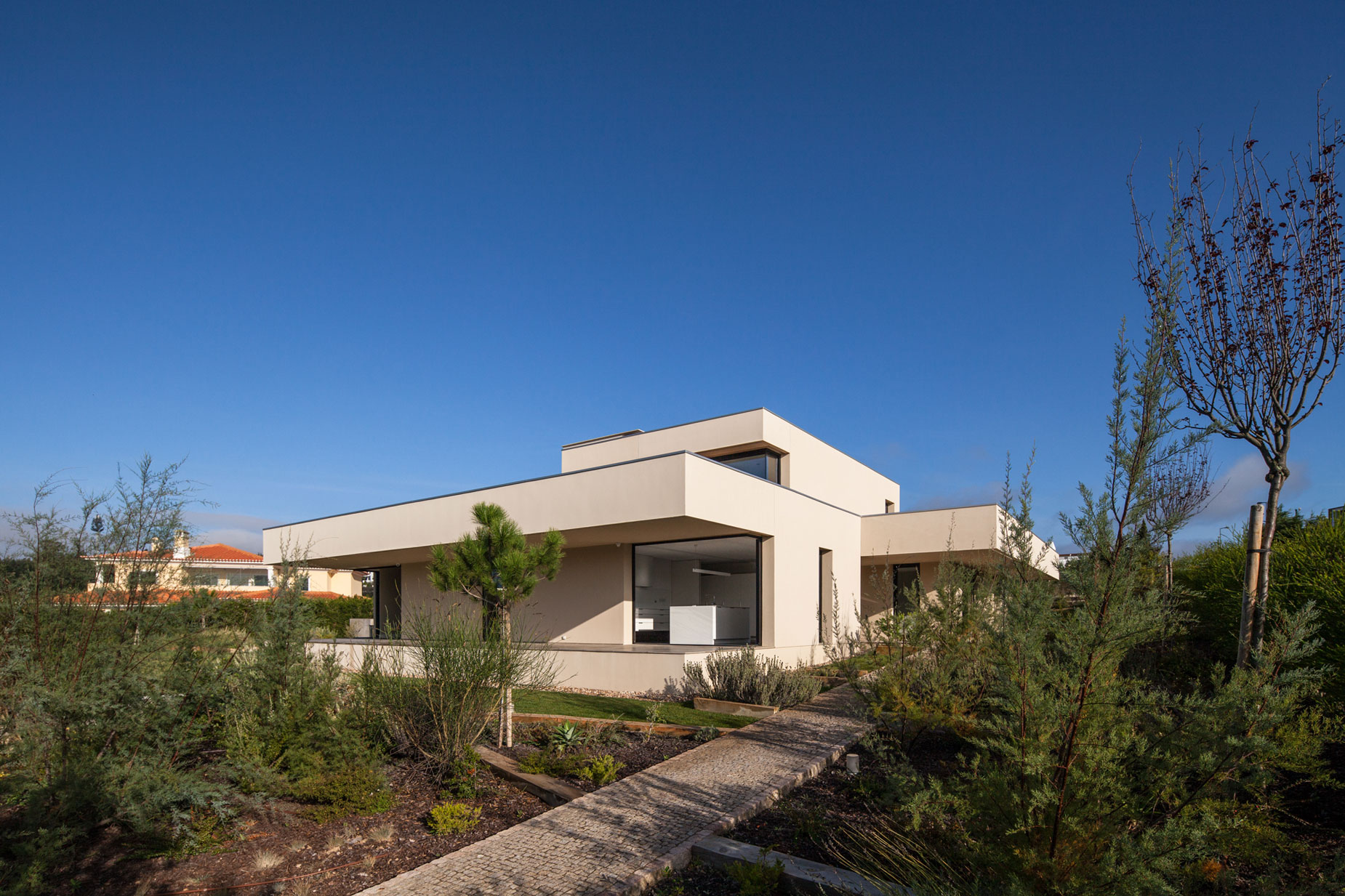 A Spectacular Modern House Surrounded by the Beautiful Landscape of Sintra, Portugal by Estúdio Urbano (16)