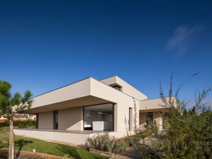 A Spectacular Modern House Surrounded by the Beautiful Landscape of Sintra, Portugal by Estúdio Urbano (17)