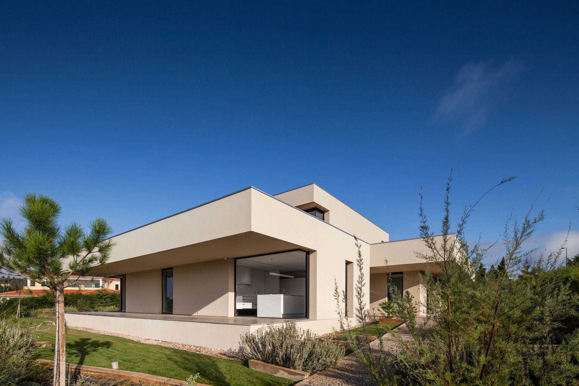 A Spectacular Modern House Surrounded by the Beautiful Landscape of Sintra, Portugal by Estúdio Urbano (17)