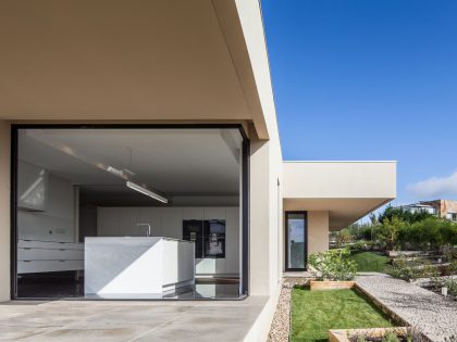 A Spectacular Modern House Surrounded by the Beautiful Landscape of Sintra, Portugal by Estúdio Urbano (18)