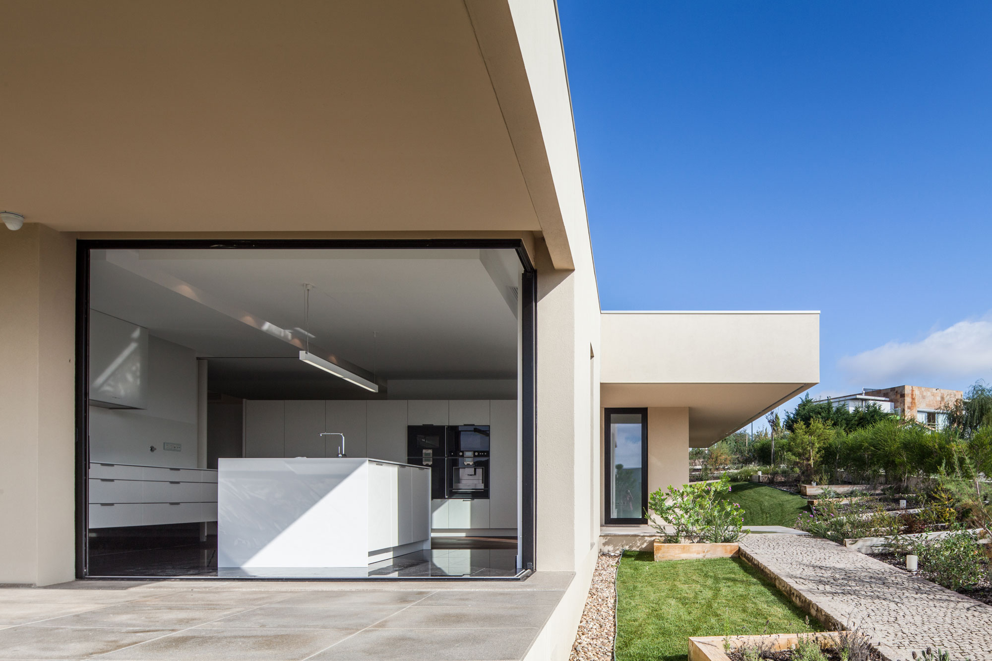 A Spectacular Modern House Surrounded by the Beautiful Landscape of Sintra, Portugal by Estúdio Urbano (18)