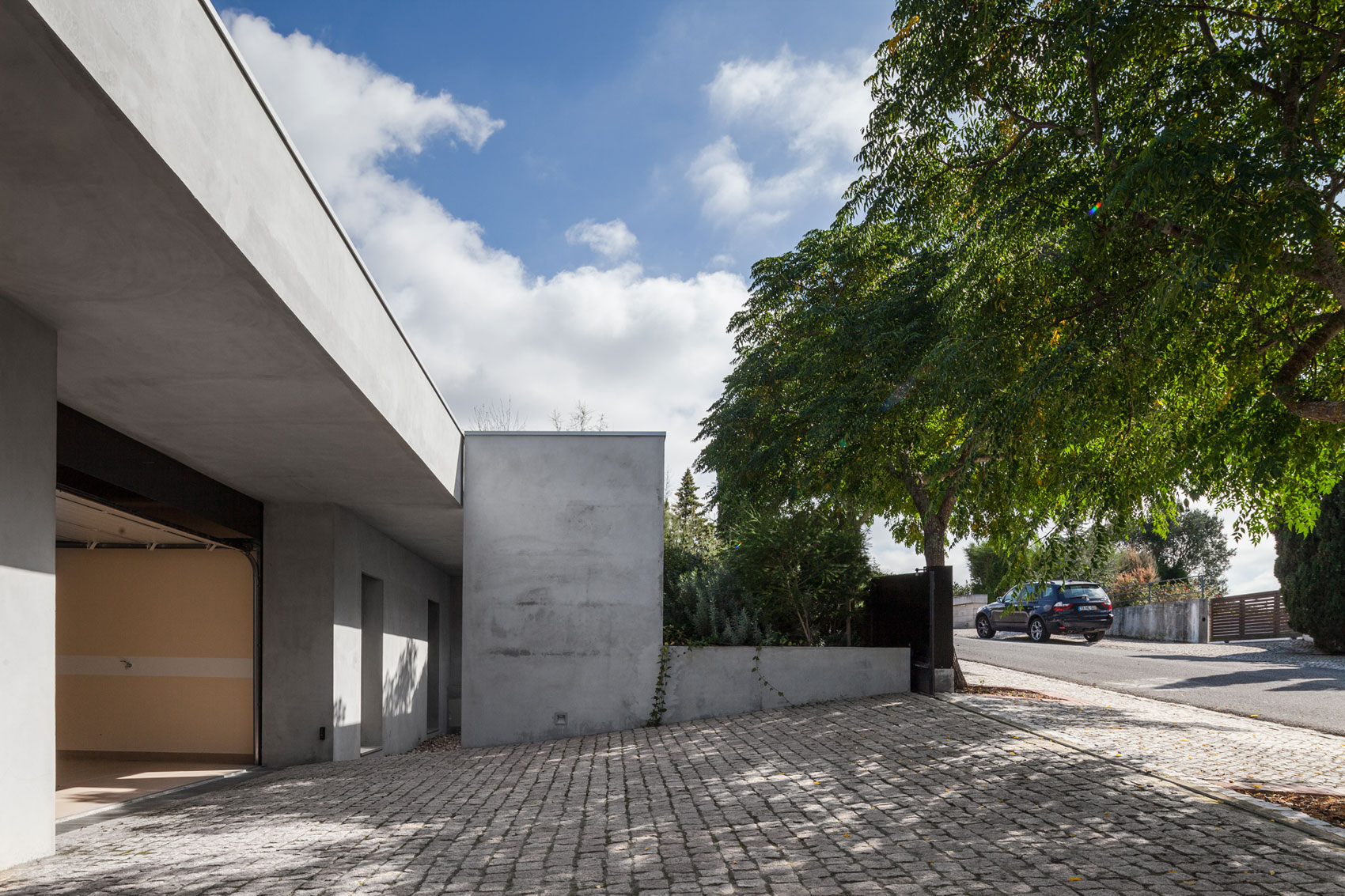 A Spectacular Modern House Surrounded by the Beautiful Landscape of Sintra, Portugal by Estúdio Urbano (19)