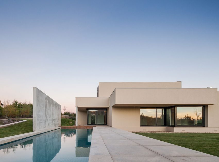 A Spectacular Modern House Surrounded by the Beautiful Landscape of Sintra, Portugal by Estúdio Urbano (2)