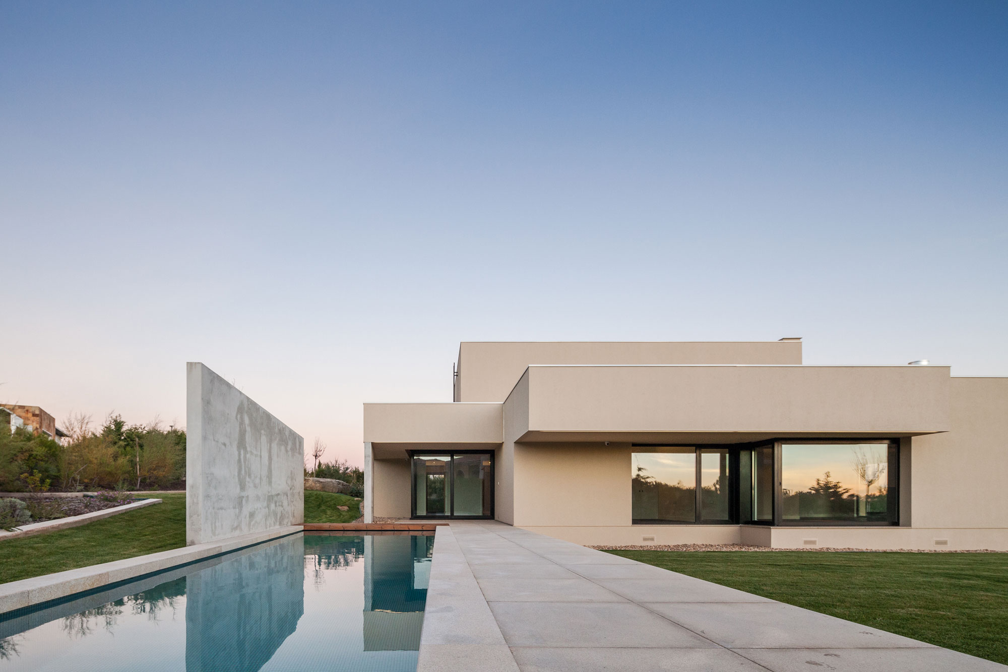 A Spectacular Modern House Surrounded by the Beautiful Landscape of Sintra, Portugal by Estúdio Urbano (2)