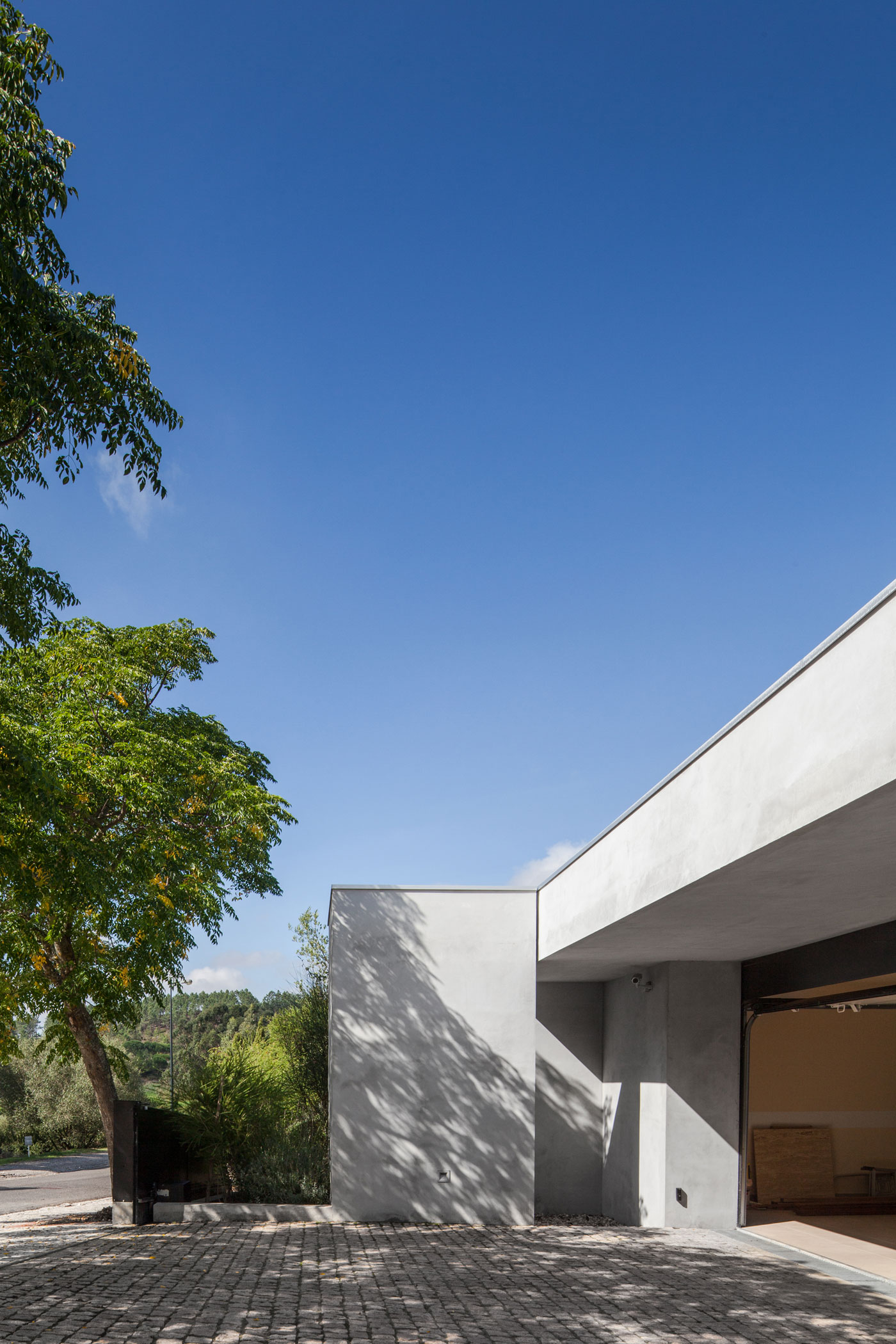 A Spectacular Modern House Surrounded by the Beautiful Landscape of Sintra, Portugal by Estúdio Urbano (20)
