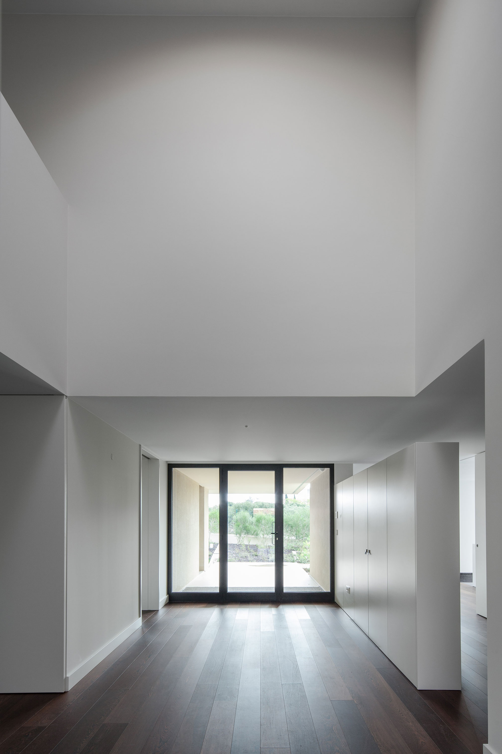 A Spectacular Modern House Surrounded by the Beautiful Landscape of Sintra, Portugal by Estúdio Urbano (21)