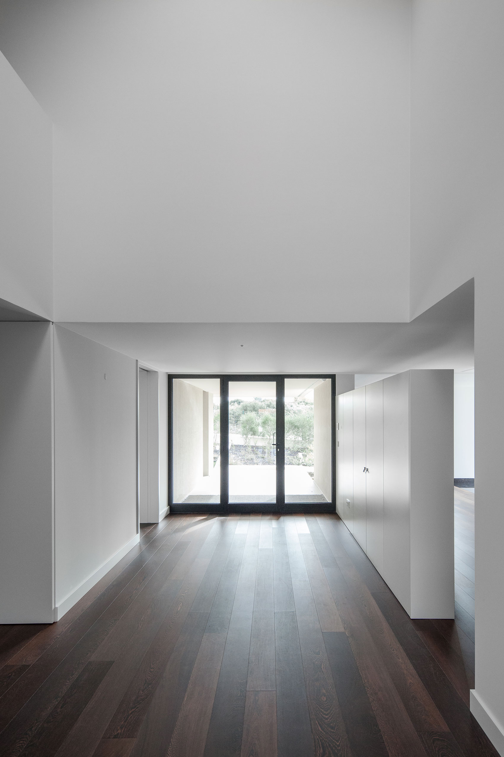 A Spectacular Modern House Surrounded by the Beautiful Landscape of Sintra, Portugal by Estúdio Urbano (22)