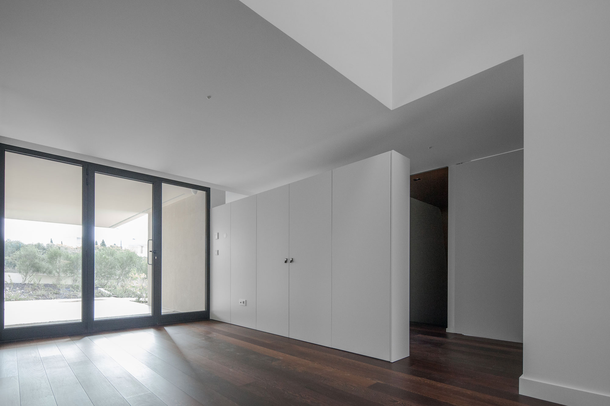 A Spectacular Modern House Surrounded by the Beautiful Landscape of Sintra, Portugal by Estúdio Urbano (24)