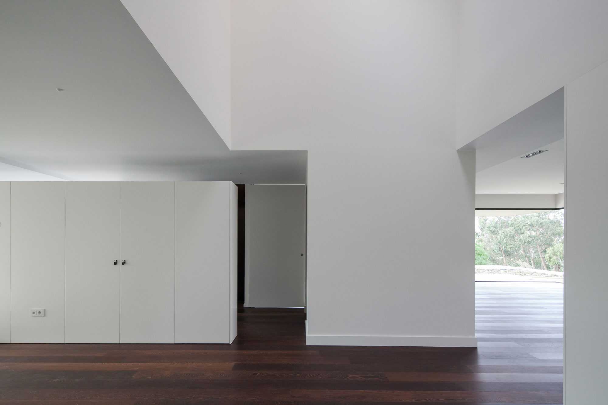 A Spectacular Modern House Surrounded by the Beautiful Landscape of Sintra, Portugal by Estúdio Urbano (25)