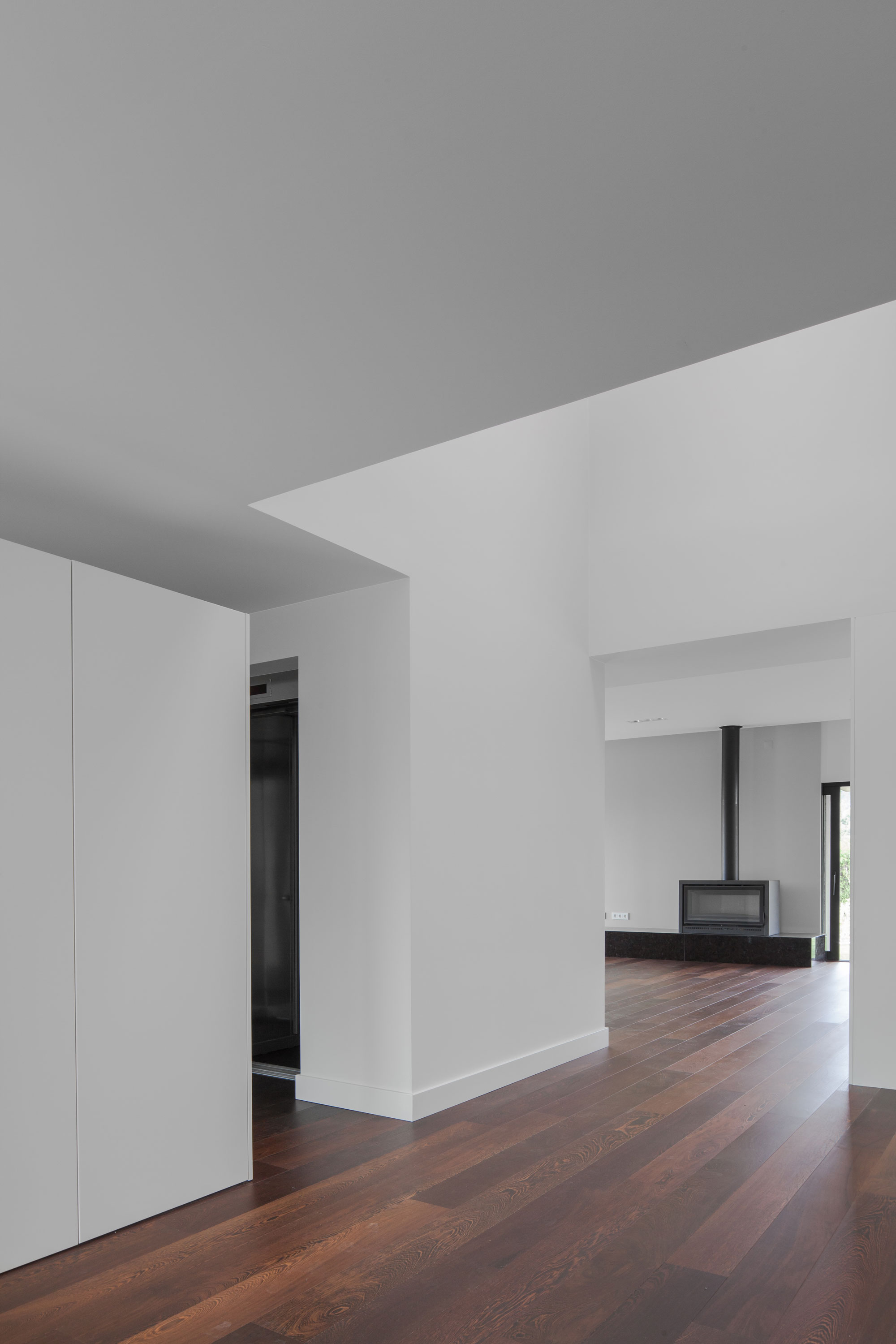 A Spectacular Modern House Surrounded by the Beautiful Landscape of Sintra, Portugal by Estúdio Urbano (26)