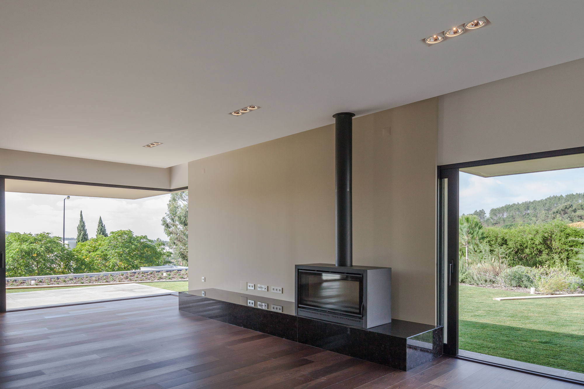 A Spectacular Modern House Surrounded by the Beautiful Landscape of Sintra, Portugal by Estúdio Urbano (27)