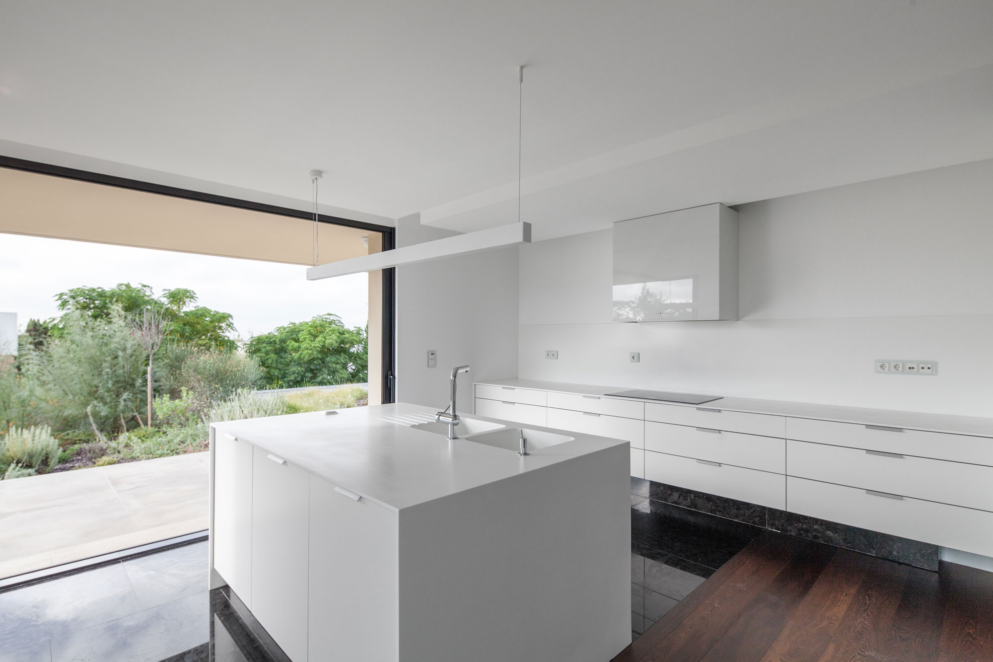 A Spectacular Modern House Surrounded by the Beautiful Landscape of Sintra, Portugal by Estúdio Urbano (28)