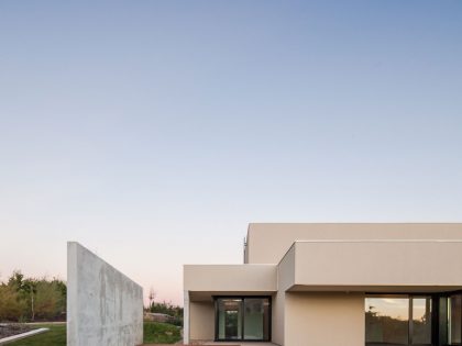 A Spectacular Modern House Surrounded by the Beautiful Landscape of Sintra, Portugal by Estúdio Urbano (3)