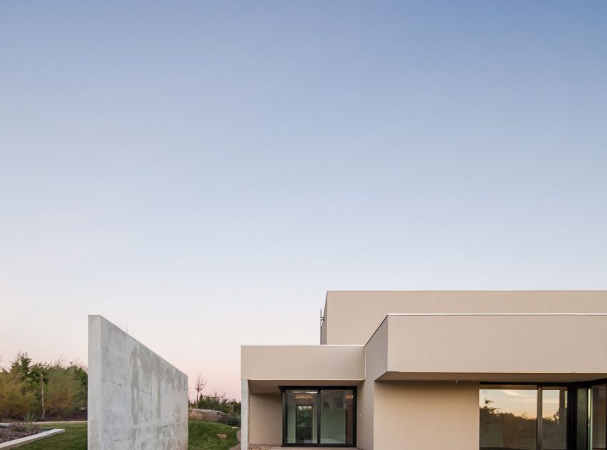 A Spectacular Modern House Surrounded by the Beautiful Landscape of Sintra, Portugal by Estúdio Urbano (3)