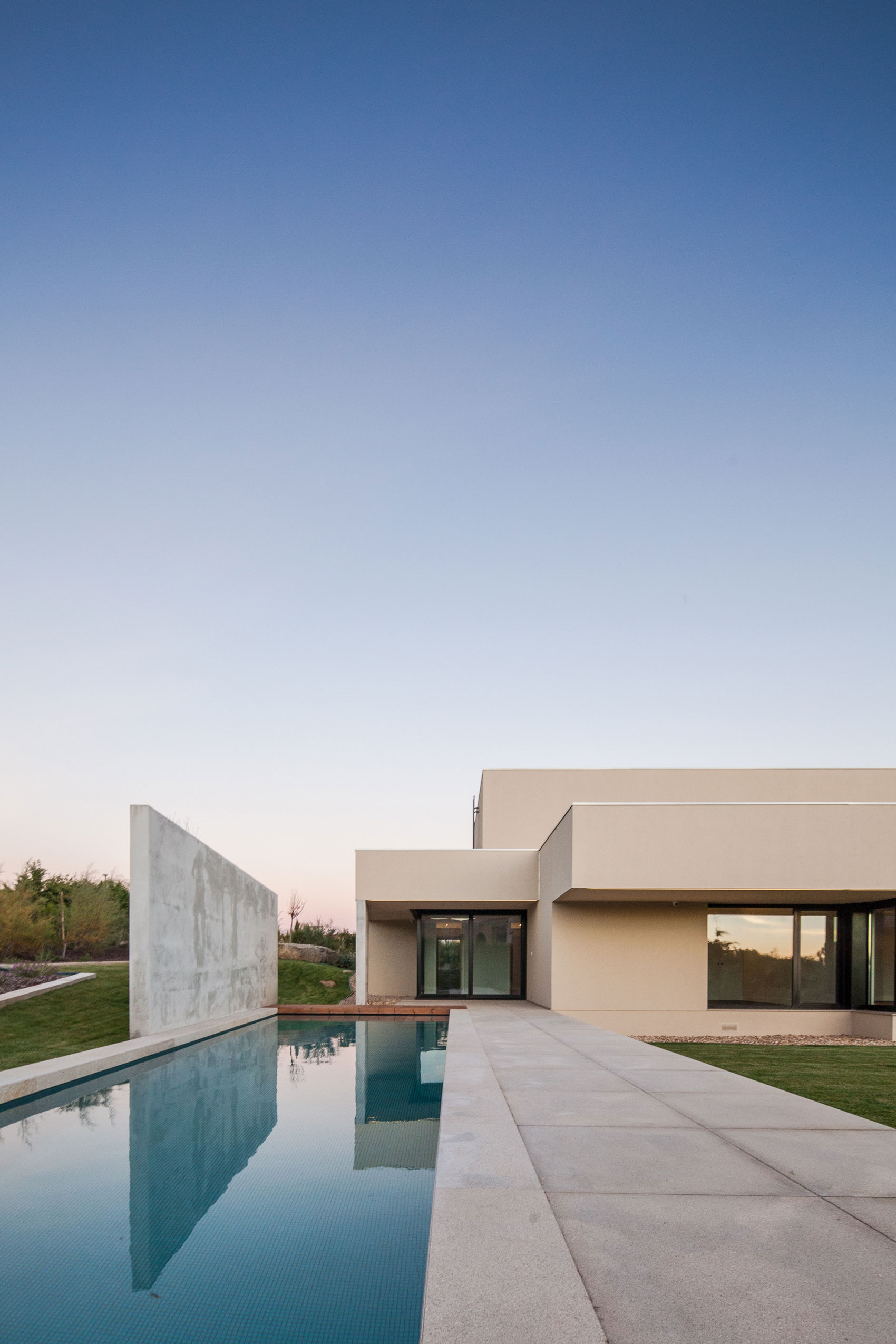 A Spectacular Modern House Surrounded by the Beautiful Landscape of Sintra, Portugal by Estúdio Urbano (3)