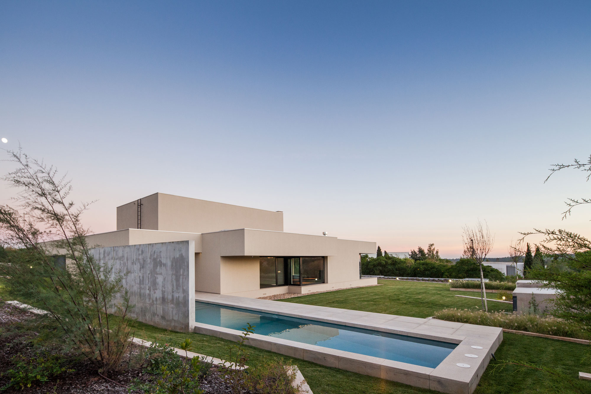 A Spectacular Modern House Surrounded by the Beautiful Landscape of Sintra, Portugal by Estúdio Urbano (4)