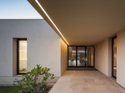 A Spectacular Modern House Surrounded by the Beautiful Landscape of Sintra, Portugal by Estúdio Urbano (40)