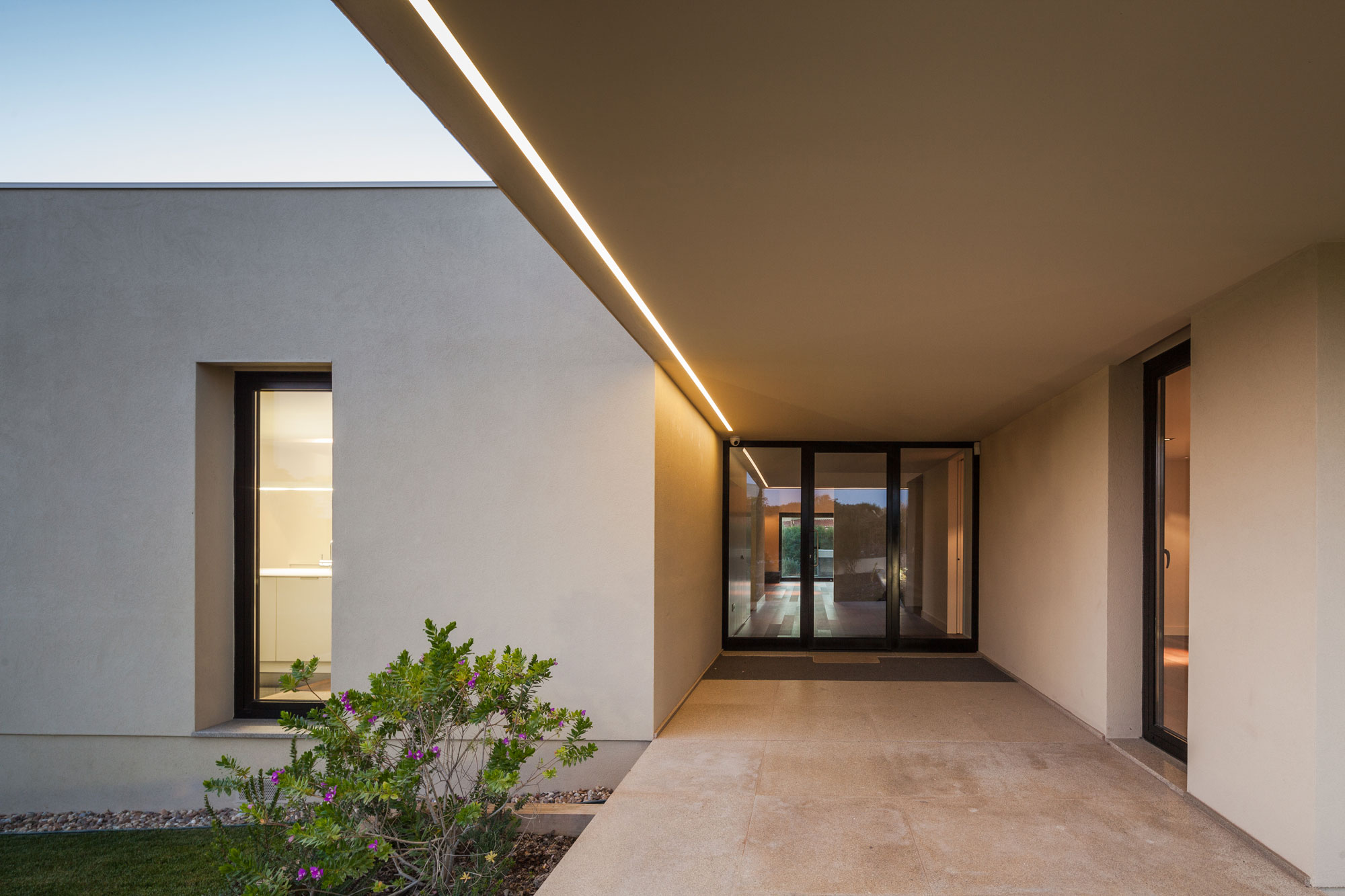 A Spectacular Modern House Surrounded by the Beautiful Landscape of Sintra, Portugal by Estúdio Urbano (40)