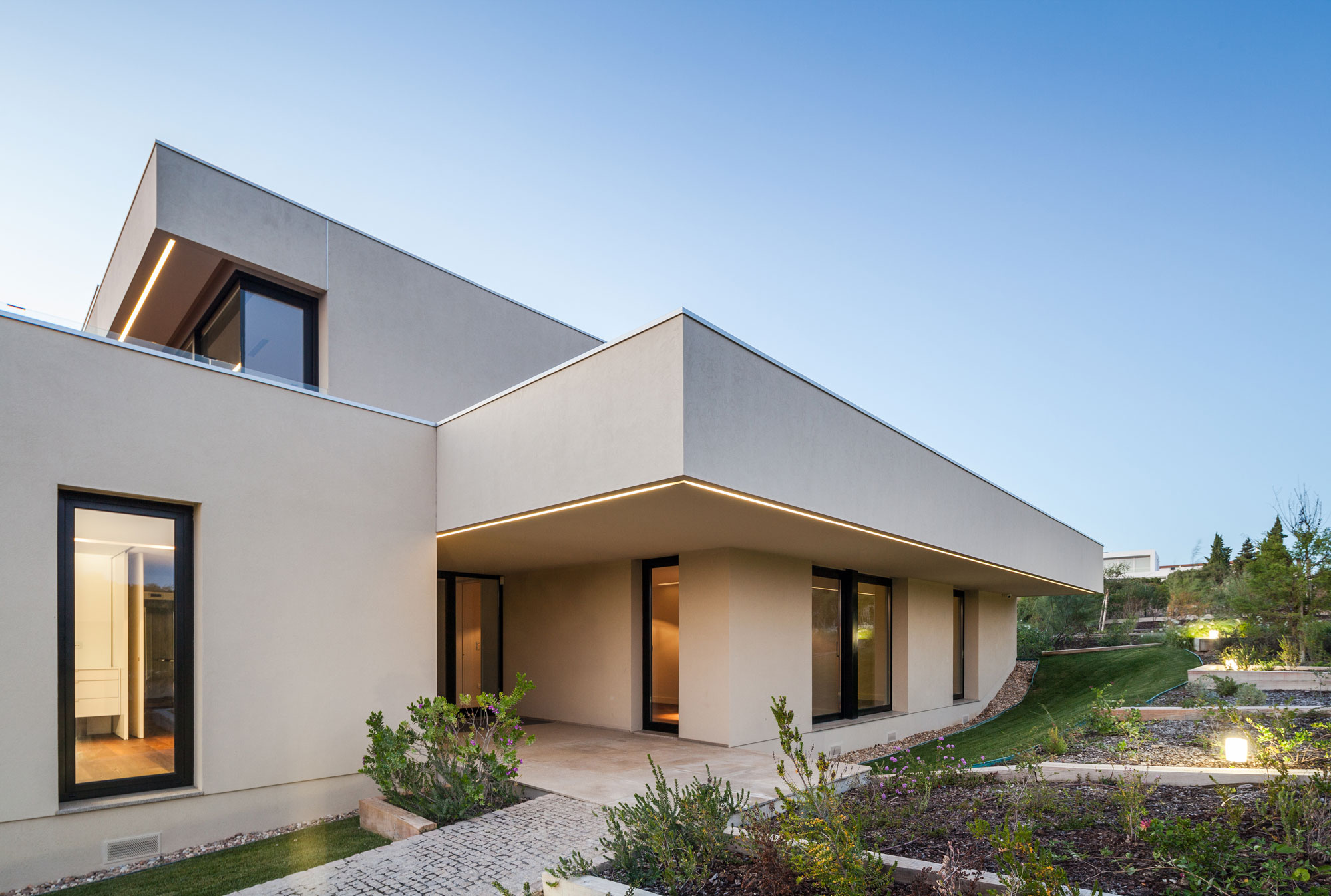 A Spectacular Modern House Surrounded by the Beautiful Landscape of Sintra, Portugal by Estúdio Urbano (41)