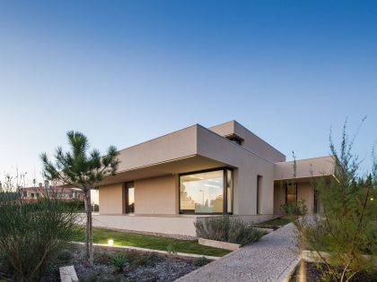 A Spectacular Modern House Surrounded by the Beautiful Landscape of Sintra, Portugal by Estúdio Urbano (42)