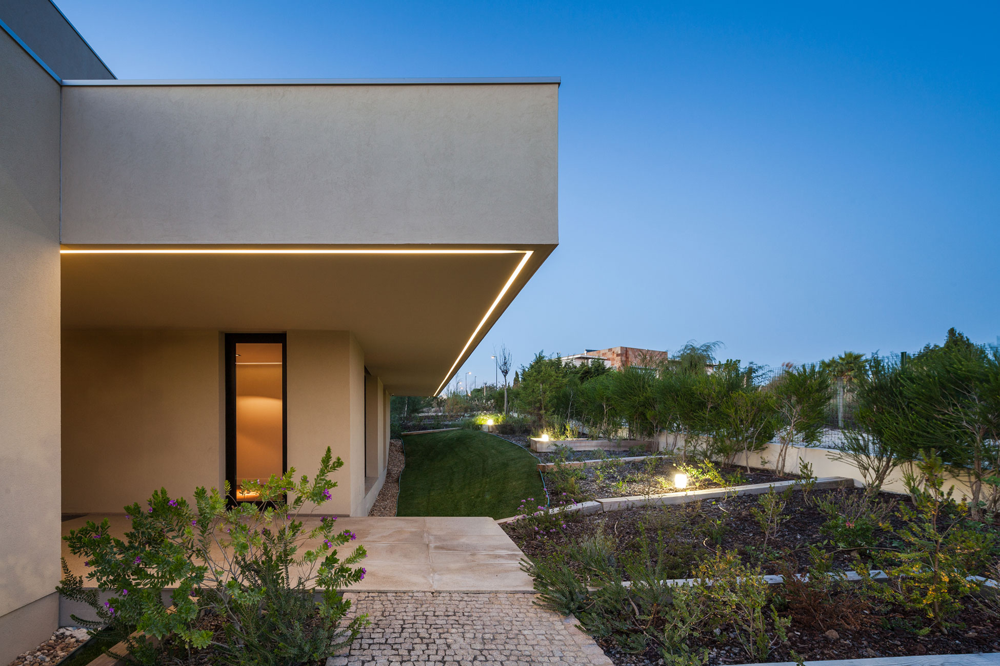 A Spectacular Modern House Surrounded by the Beautiful Landscape of Sintra, Portugal by Estúdio Urbano (43)