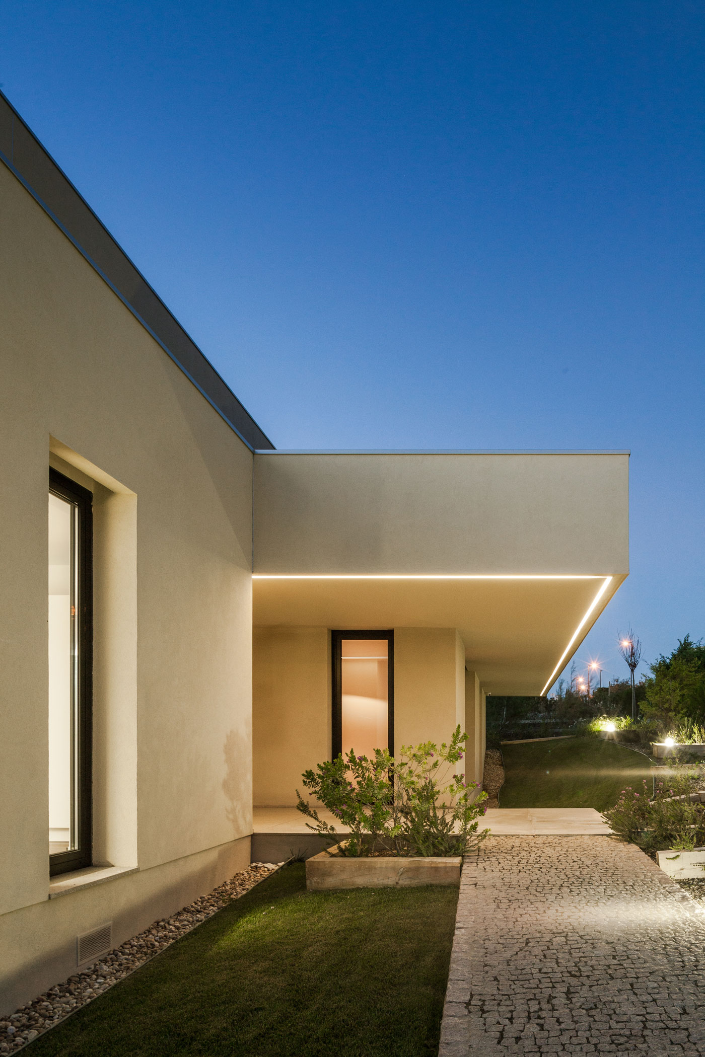 A Spectacular Modern House Surrounded by the Beautiful Landscape of Sintra, Portugal by Estúdio Urbano (44)