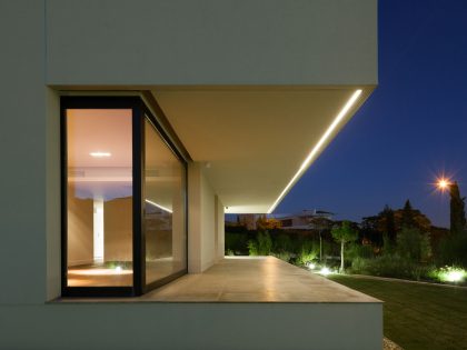 A Spectacular Modern House Surrounded by the Beautiful Landscape of Sintra, Portugal by Estúdio Urbano (45)