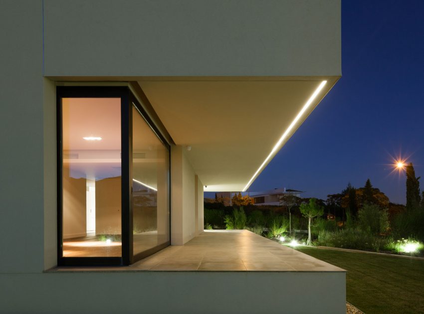 A Spectacular Modern House Surrounded by the Beautiful Landscape of Sintra, Portugal by Estúdio Urbano (45)