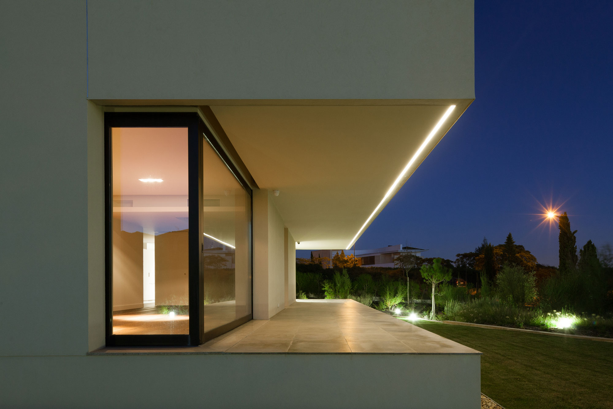 A Spectacular Modern House Surrounded by the Beautiful Landscape of Sintra, Portugal by Estúdio Urbano (45)
