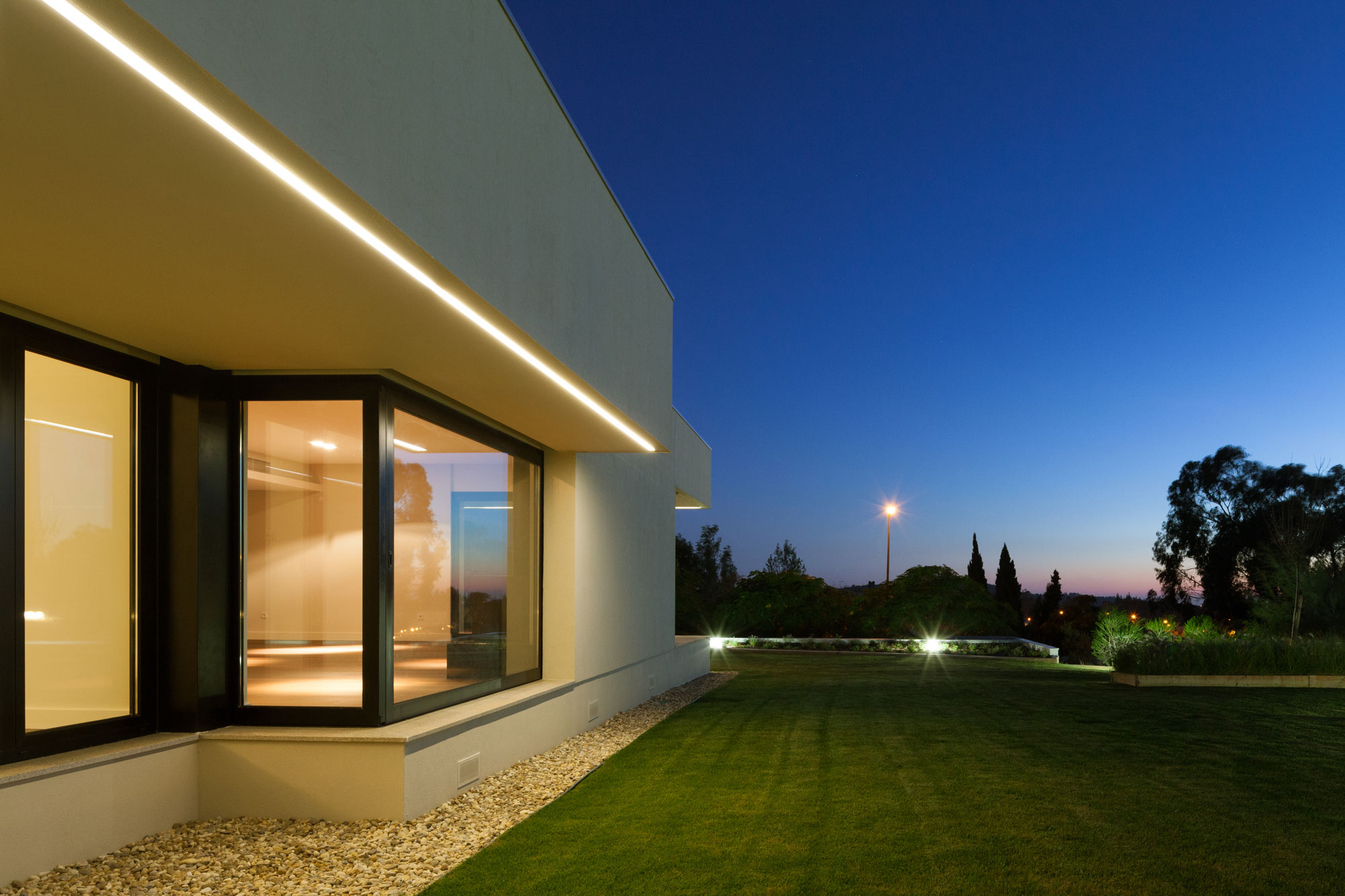 A Spectacular Modern House Surrounded by the Beautiful Landscape of Sintra, Portugal by Estúdio Urbano (46)