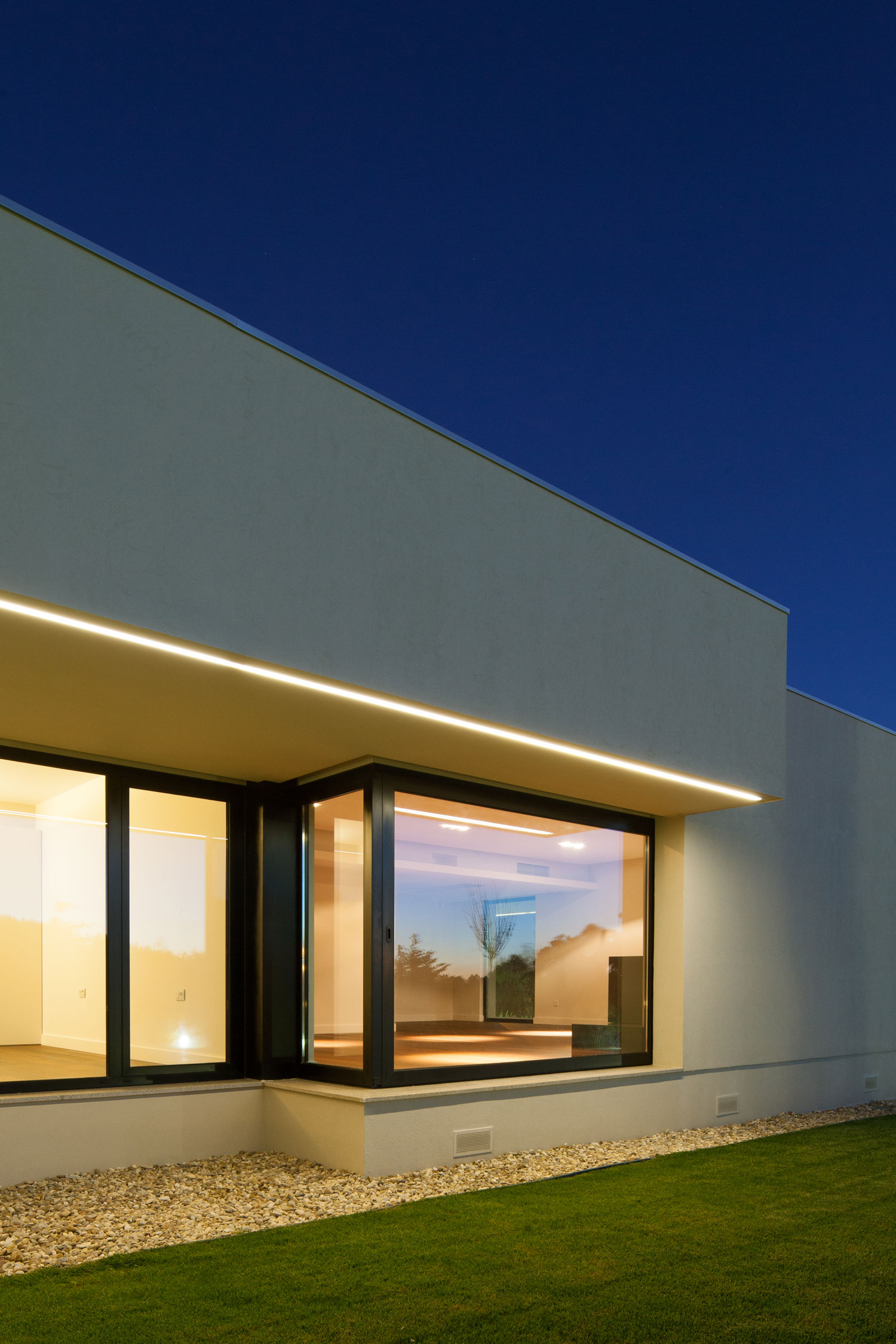 A Spectacular Modern House Surrounded by the Beautiful Landscape of Sintra, Portugal by Estúdio Urbano (47)