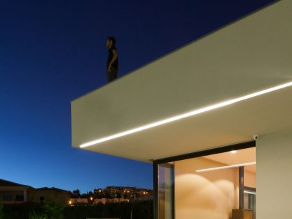 A Spectacular Modern House Surrounded by the Beautiful Landscape of Sintra, Portugal by Estúdio Urbano (48)