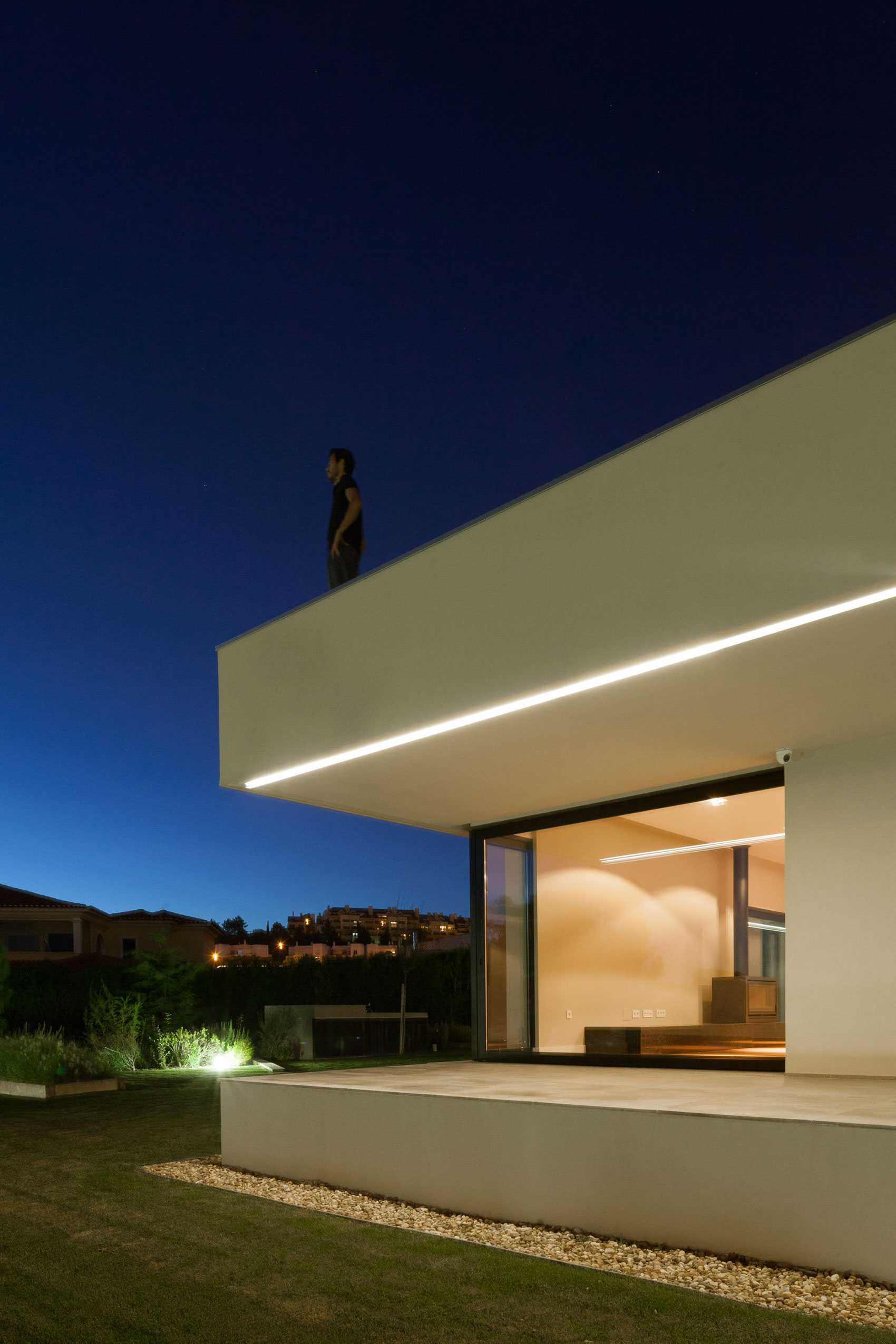 A Spectacular Modern House Surrounded by the Beautiful Landscape of Sintra, Portugal by Estúdio Urbano (48)