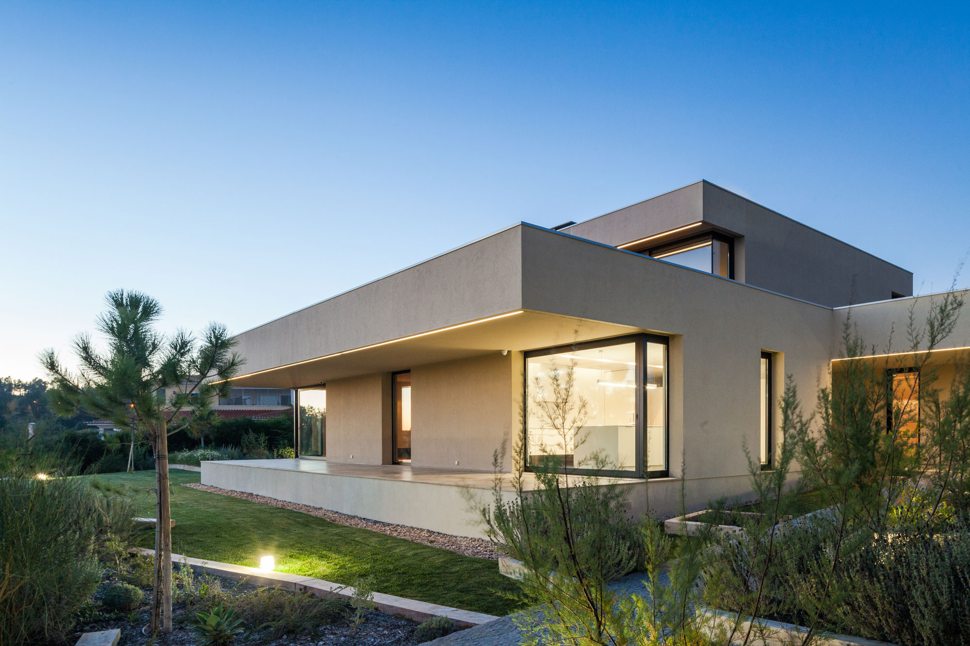 A Spectacular Modern House Surrounded by the Beautiful Landscape of Sintra, Portugal by Estúdio Urbano (49)