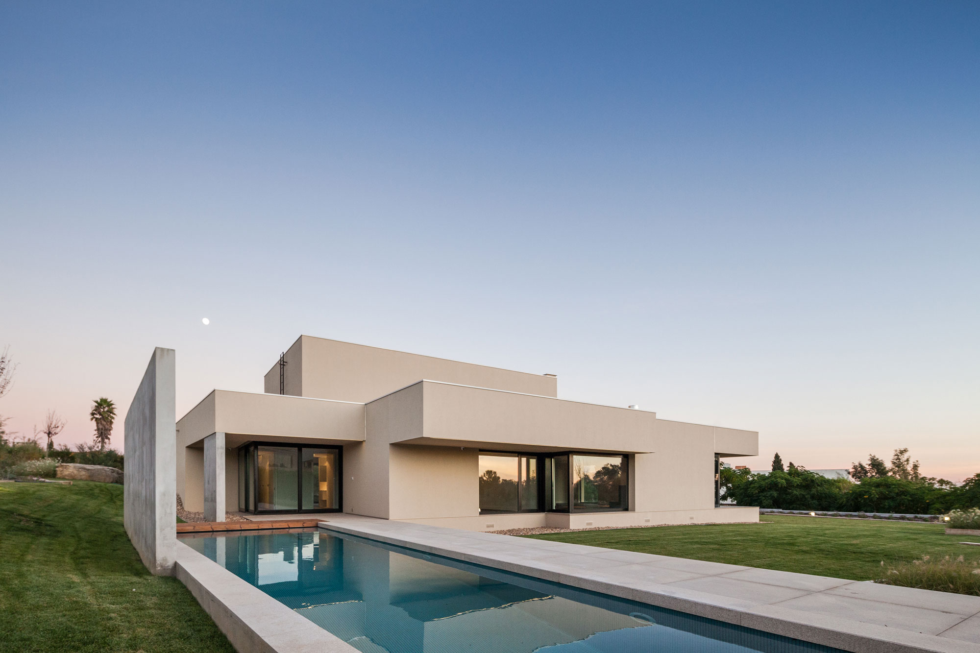 A Spectacular Modern House Surrounded by the Beautiful Landscape of Sintra, Portugal by Estúdio Urbano (5)