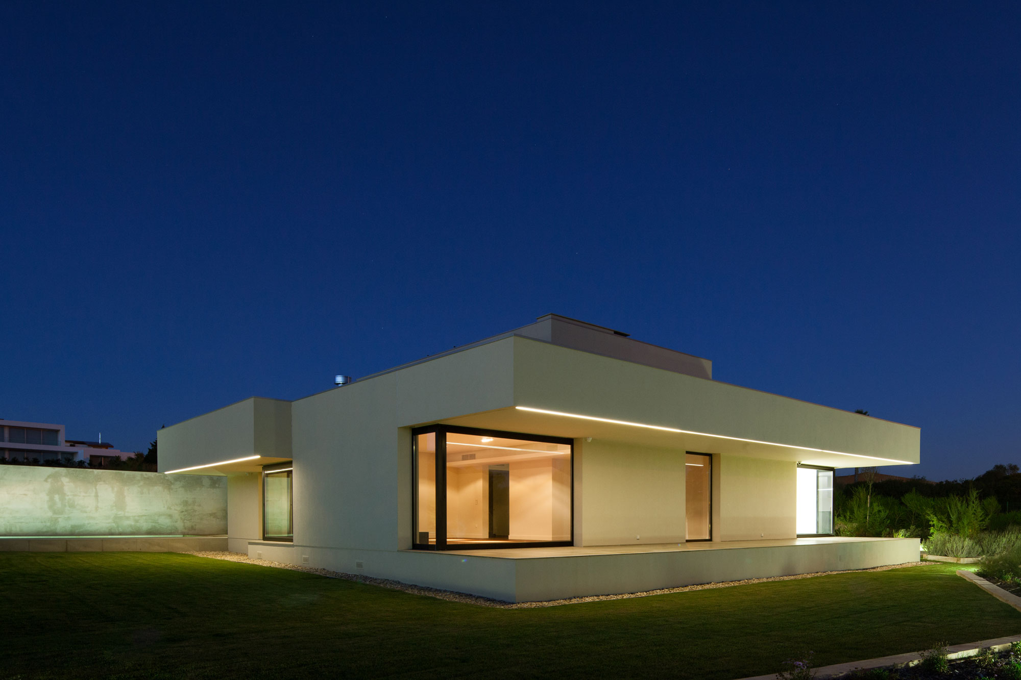 A Spectacular Modern House Surrounded by the Beautiful Landscape of Sintra, Portugal by Estúdio Urbano (50)