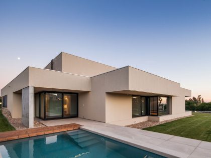 A Spectacular Modern House Surrounded by the Beautiful Landscape of Sintra, Portugal by Estúdio Urbano (6)