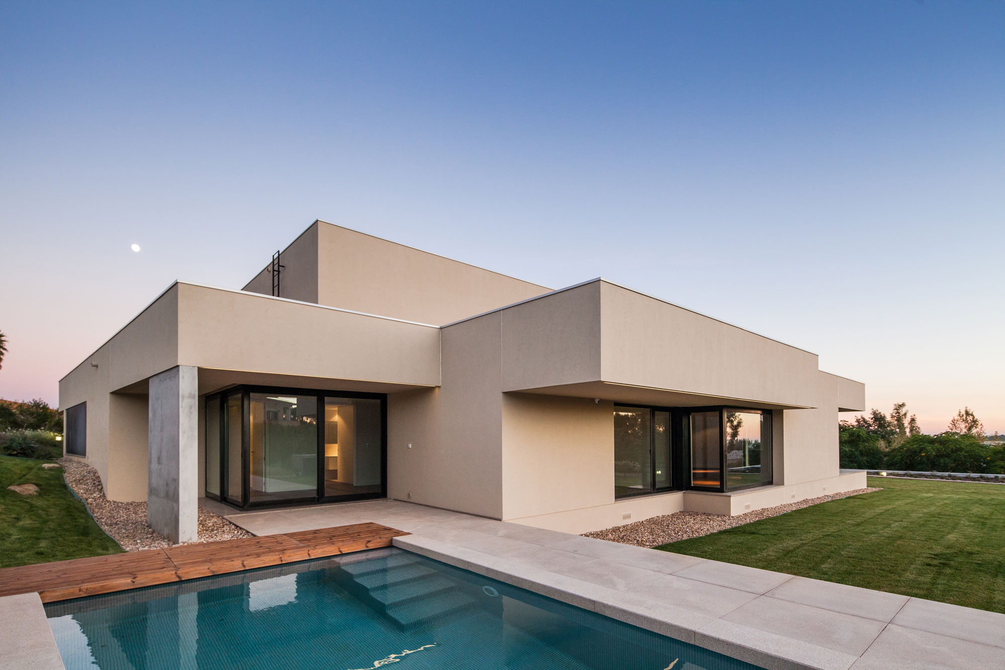 A Spectacular Modern House Surrounded by the Beautiful Landscape of Sintra, Portugal by Estúdio Urbano (6)