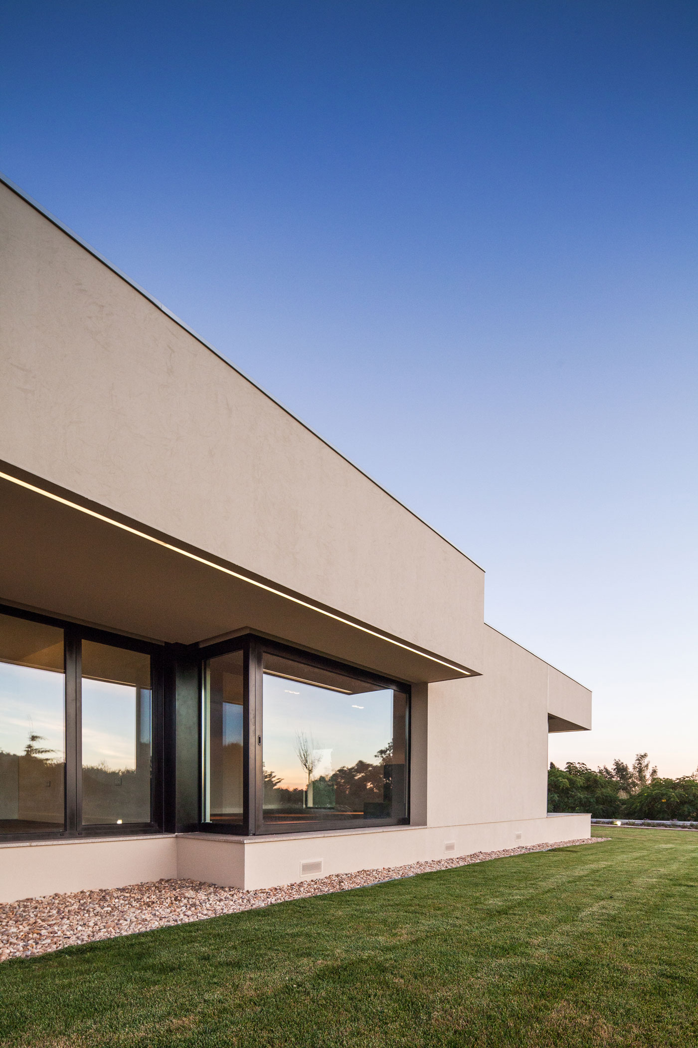 A Spectacular Modern House Surrounded by the Beautiful Landscape of Sintra, Portugal by Estúdio Urbano (7)