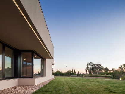 A Spectacular Modern House Surrounded by the Beautiful Landscape of Sintra, Portugal by Estúdio Urbano (8)