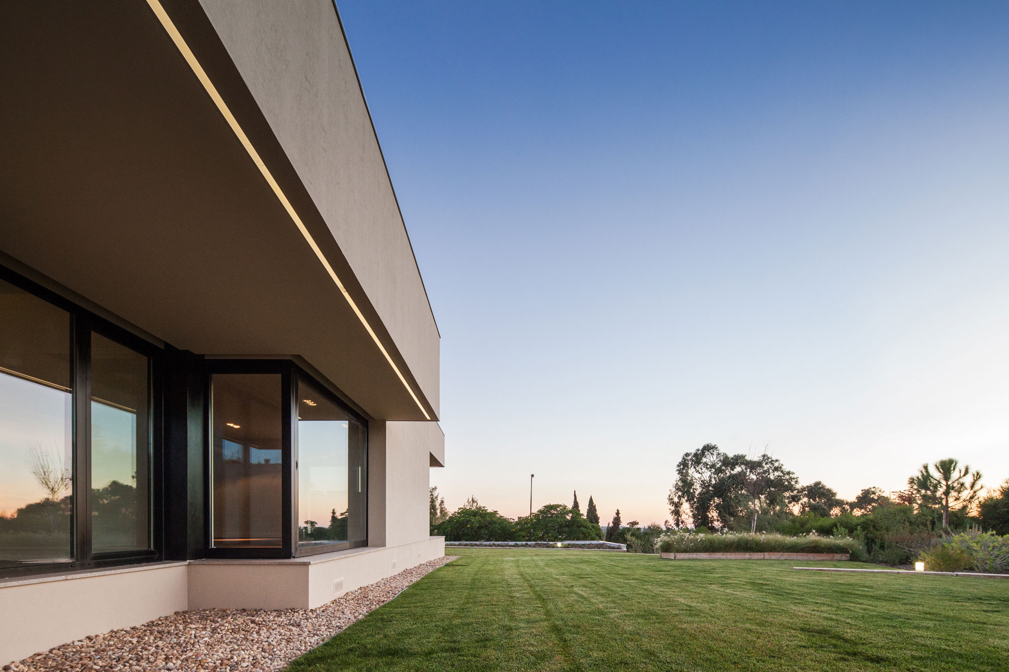A Spectacular Modern House Surrounded by the Beautiful Landscape of Sintra, Portugal by Estúdio Urbano (8)