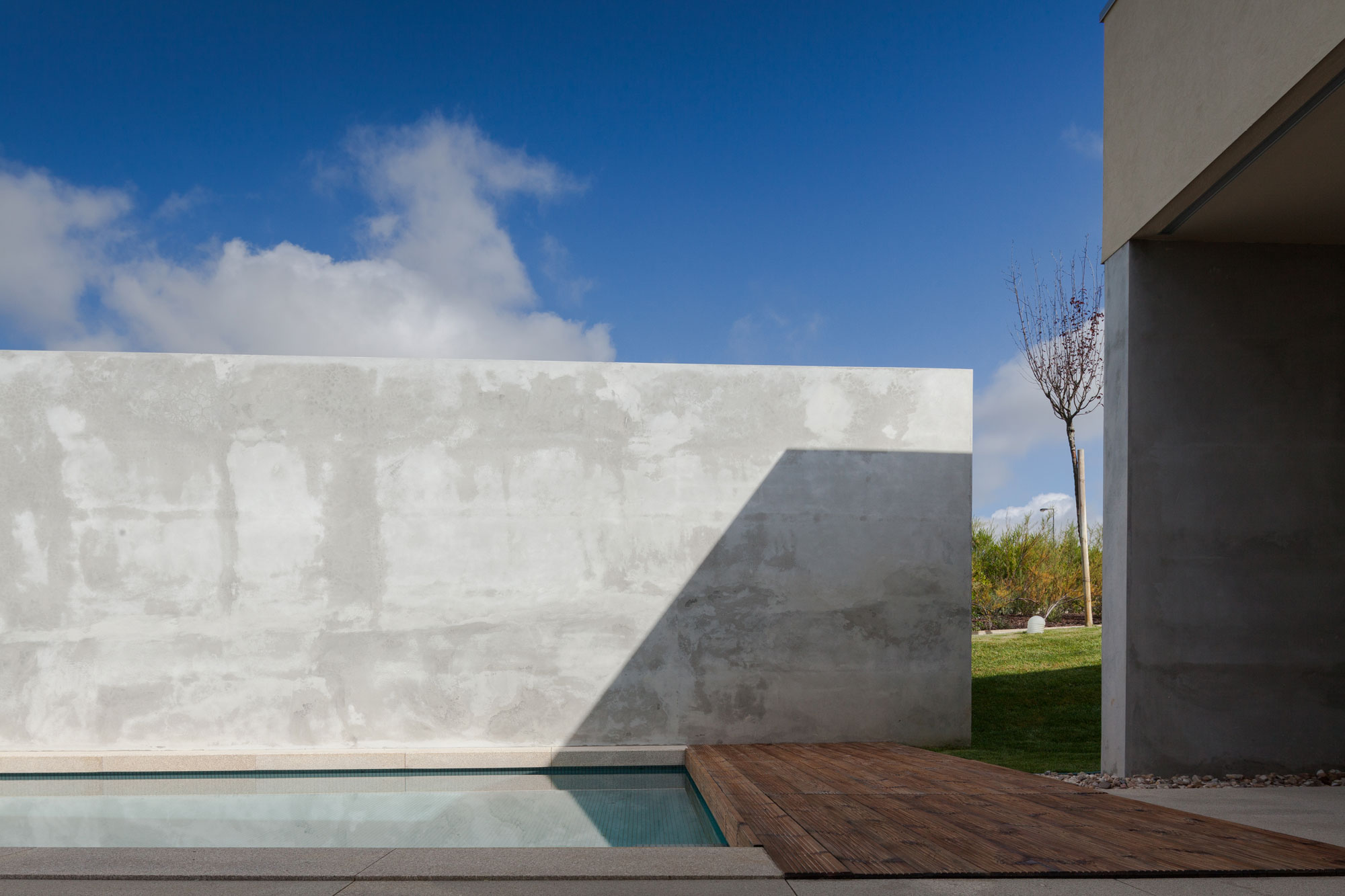 A Spectacular Modern House Surrounded by the Beautiful Landscape of Sintra, Portugal by Estúdio Urbano (9)